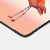 Mooie roze flamingos op lichtkoraalroze bureaumat (Hoek)