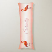 Mooie roze flamingos op lichtkoraalroze lichaamskussen (Voorkant Verticaal)