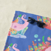 Mooie roze haar zeemeermin spelen knuffelen een vi strandlaken (In situ)