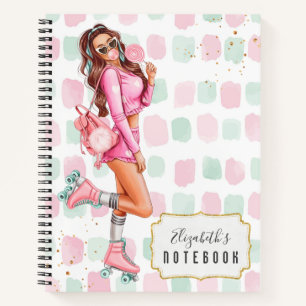 Mooie roze laptop van de roze school met rolluidsp notitieboek