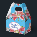 Mooie Roze Lelie Bloemige Trouwtaart Favor Doos Bedankdoosjes<br><div class="desc">Mooie roze Lelie Bloemige bloemen Trouwtaart Favor Dozen,  met volledig aanpasbare naam. Ontworpen vanuit een van mijn aquarelschilderijen.</div>