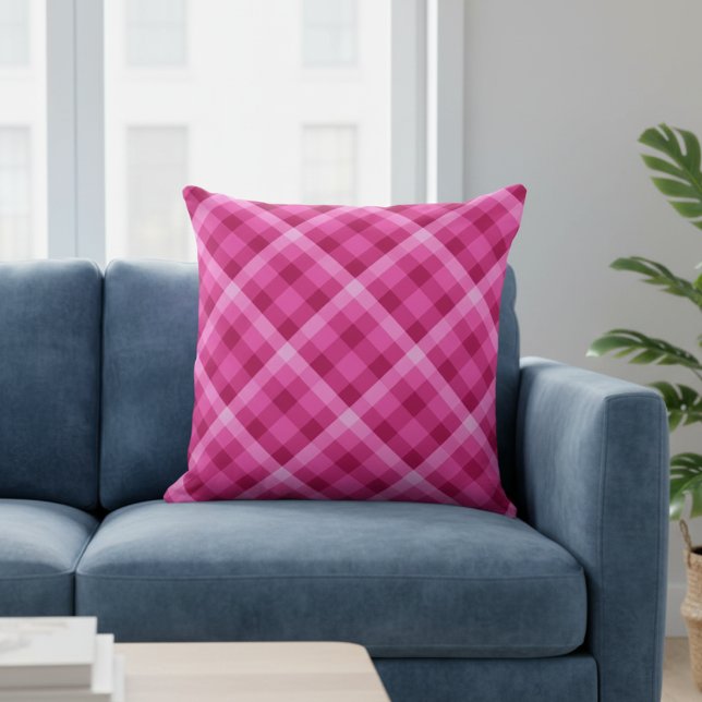 Mooie Roze Magenta Geruite Grote Worp Kussen (Beautiful Pink Magenta Plaid Big Throw Pillow on a blue sofa in a living room.)
