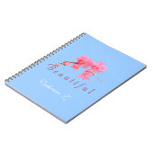 Mooie roze orchidee bloemen op blauwe achtergrond. notitieboek (Linkerzijde)