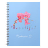 Mooie roze orchidee bloemen op blauwe achtergrond. notitieboek (Voorkant)