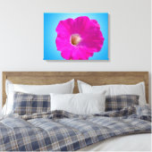 Mooie roze petunia-bloem op blauwe achtergrond. canvas afdruk (Insitu (Slaapkamer))