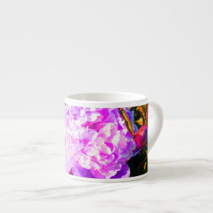 Mooie roze pioenen rond espresso kop