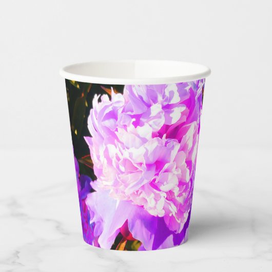 Mooie roze pioenen rond papieren bekers (Links)