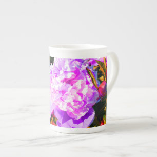 Mooie roze pioenen rond porselein kop