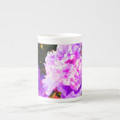 Mooie roze pioenen rond porselein kop (Voorkant)