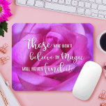 Mooie roze roze foto Gelooft in Magic Quote Muismat<br><div class="desc">"Degenen die niet in magie geloven zullen het nooit vinden." Een close-upfoto van een levendige paars-roze roos maakt dat je "in magie gelooft". Neem een moment om de schoonheid van dit gigantische roos te ontspannen en te inhaleren wanneer je deze verbluffende fotografische mousepad gebruikt. Het is een geweldig cadeau voor...</div>
