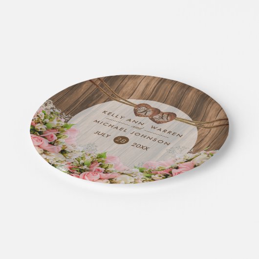 Mooie roze rozen op hout papieren bordje (Gekanteld)