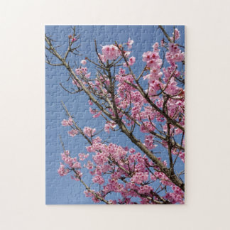 Mooie roze torenbloesems en blauwe hemel legpuzzel
