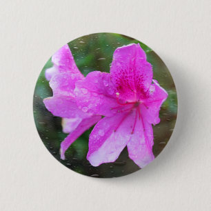 Mooie roze tuinbloemen met regendruppels. ronde button 5,7 cm