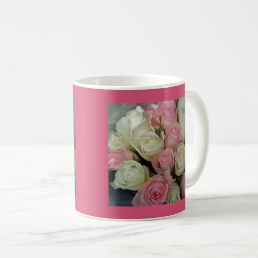 Mooie roze witte rozen bloem Bouquet Koffiemok (Voorkant rechts)