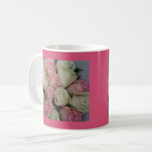 Mooie roze witte rozen bloem Bouquet Koffiemok (Voorkant links)