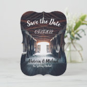 Mooie Rustieke Overdekte Brug Save The Date Kaart (Staand voorkant)