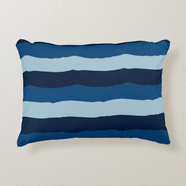 Mooie schaduwen van blauw in grote stripes accent kussen (Voorkant)