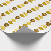Mooie schelp arrangement op cadeaupapier (Hoek)