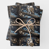 Mooie schuuruil op een tak inpakpapier vel (In situ)