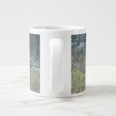 Mooie september Wild Flowers in een Meadow op een Grote Koffiekop (Achterkant)