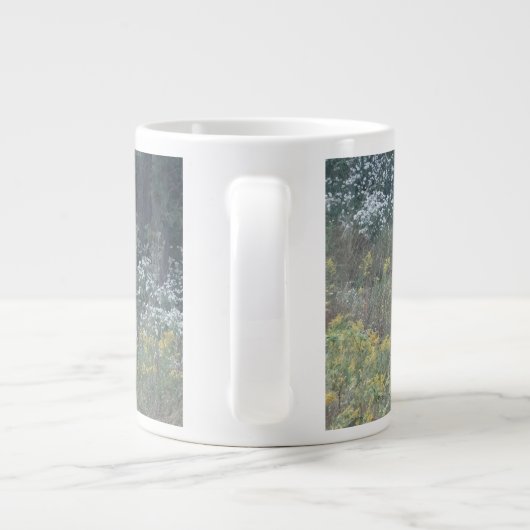 Mooie september Wild Flowers in een Meadow op een Grote Koffiekop (Achterkant)