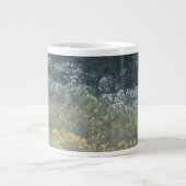 Mooie september Wild Flowers in een Meadow op een Grote Koffiekop (Voorkant)