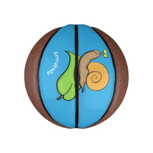 Mooie slak op een bladtekening van de cartoon basketbal (Verticaal)