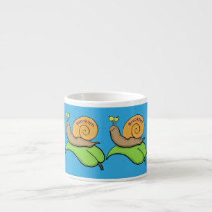 Mooie slak op een bladtekening van de cartoon espresso kop