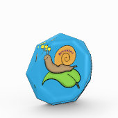 Mooie slak op een bladtekening van de cartoon fotoblokken (Links)