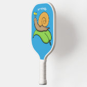 Mooie slak op een bladtekening van de cartoon pickleball paddle (Links)