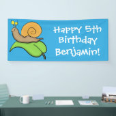 Mooie slak op een bladtekening van de cartoon spandoek (Beurs)