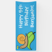 Mooie slak op een bladtekening van de cartoon spandoek (Verticaal)