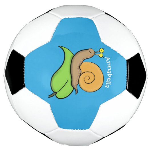 Mooie slak op een bladtekening van de cartoon voetbal (Gedraaid)
