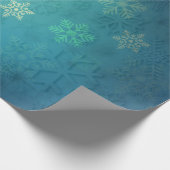 Mooie sneeuwvlokken op de schaduw van blauw-groen cadeaupapier (Hoek)