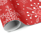 Mooie sneeuwvlokken op rode achtergrond met kerstm cadeaupapier (Rol Hoek)