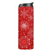 Mooie sneeuwvlokken op rode achtergrond met kerstm thermosbeker (Gedraaid links)