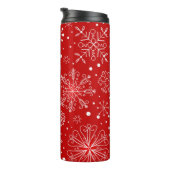 Mooie sneeuwvlokken op rode achtergrond met kerstm thermosbeker (Geroteerd rechts)