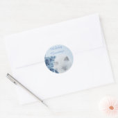 Mooie sneeuwwintervakantie met witte kat ronde sticker (Envelop)