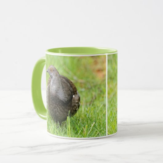 Mooie Sooty Grouse Gamebird in de gras Mok (Voorkant links)