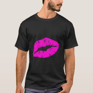 Mooie speelse K lippenstift kus geïsoleerd T-shirt
