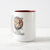 Mooie sterke vrouwen die koffie drink tweekleurige koffiemok (Voorkant links)