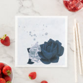 Mooie, stoffige blauw jachtbloemen en bladpapier servet (Insitu)