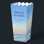 Mooie strand evenement aangepaste oceaan fotografi bedankdoosjes<br><div class="desc">Deze pittoreske strandfotografie popcornfavorietendoos bevat de prachtige roze en oranje zonsondergang die zachtjes de oceaangolven aanraakt boven het zand en het zeegras in Destin Florida. Lieflijke zeekant dozen voor een familiereünie of huwelijksfeest op een bestemming met gepersonaliseerde reisdatum en familienaam voor uw favoriete vakantiebestemming.</div>