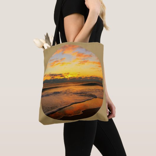 MOOIE STRAND ZONSONDERGANG OP BRUINE ACHTERGROND TOTE BAG (Dichtbij)
