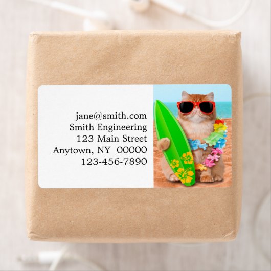 Mooie surferkat op het strand etiket (Insitu)