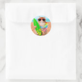 Mooie surferkat op het strand ronde sticker (Tas)