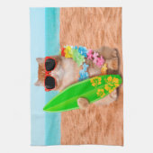 Mooie surferkat op het strand theedoek (Verticaal)