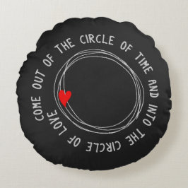 Mooie tekst in de liefdescirkel rond kussen