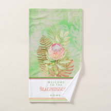 Mooie tropische bloemen op batikgroen gebruik