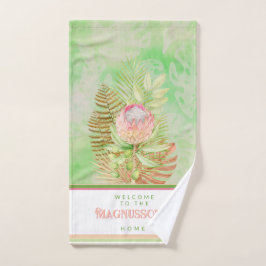 Mooie tropische bloemen op batikgroen gebruik handdoek